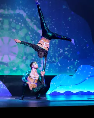 Cirque Musica Holiday Wonderland